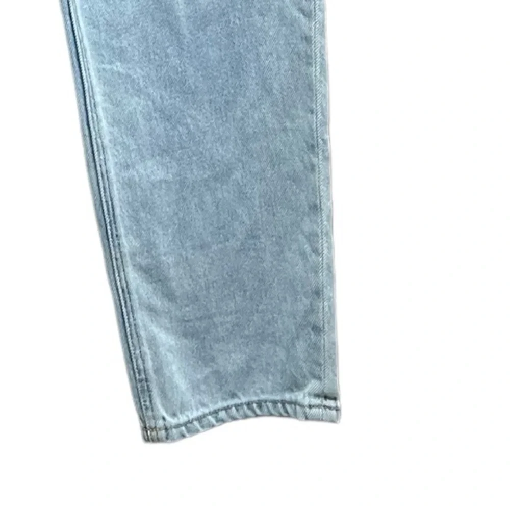 American Eagle Highest Waist Mom Jean in blue Heaven Size 4